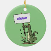 サインおもしろい漫画を持つワニのアリゲータ セラミックオーナメント (裏面)