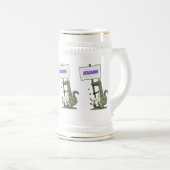 サインおもしろい漫画を持つワニのアリゲータ ビールジョッキ (正面右)