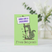 サインおもしろい漫画を持つワニのアリゲータ ポストカード (スタンド正面)