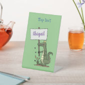 サインおもしろい漫画を持つワニのアリゲータ 台座サイン (インサイチュ)