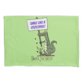 サインおもしろい漫画を持つワニのアリゲータ 枕カバー (正面)