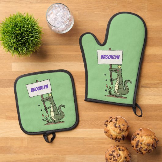 サインおもしろい漫画を持つワニのアリゲータ 鍋つかみ&鍋敷きセット (トップダウン)