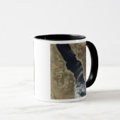 サウジ吹アラビア沖で塵が立つ マグカップ (正面右)