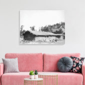 サウスダコタ州のログキャビンの外に座っている男性 キャンバスプリント (インサイチュ (リビング))