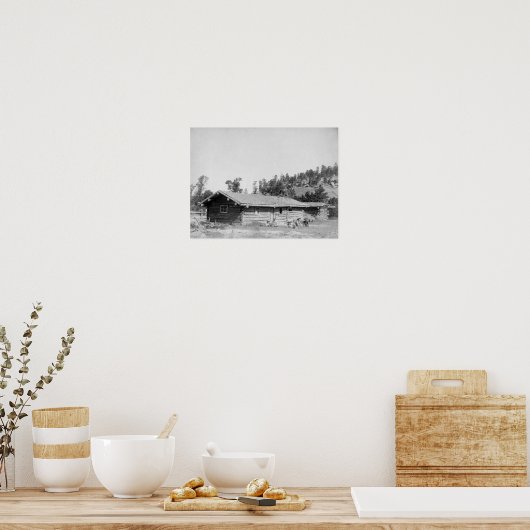 サウスダコタ州のログキャビンの外に座っている男性 ポスター (キッチン)