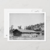 サウスダコタ州のログキャビンの外に座っている男性 ポストカード (正面/裏面)