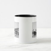 サウスダコタ州のログキャビンの外に座っている男性 マグカップ (中央)