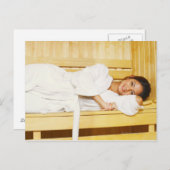 サウナに横たわる若い女性のポートレート ポストカード (正面/裏面)