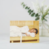 サウナに横たわる若い女性のポートレート ポストカード (スタンド正面)