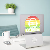 サウンドエンジニアのレトロなサンセットヘッドフォンレベル シール (デスク上のノートパソコン)