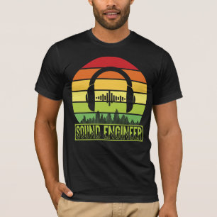 サウンドエンジニアのレトロなサンセットヘッドフォンレベル Tシャツ