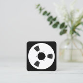 サウンドテープスプール – 白（黒） スクエア名刺 (スタンド正面)