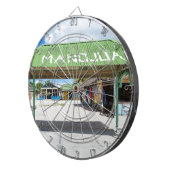 サオナドメニカン共和国のマノフアン村 ダーツボード (正面右)