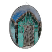 サオナドメニカン共和国のマノフアン村 ダーツボード (正面左)