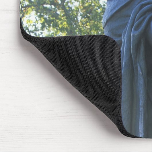 「サカワの像とその息子は、この上でガイドをしていた。 マウスパッド (コーナー)