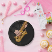 サクソフォン奏者の手でサックス遊奏者のジャズ ペーパープレート (パーティー)