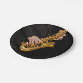 サクソフォン奏者の手でサックス遊奏者のジャズ ペーパープレート (アングル)