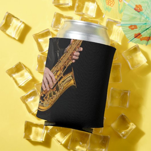 サクソフォン奏者の手でサックス遊奏者のジャズ 缶クーラー (インサイチュ 夏)