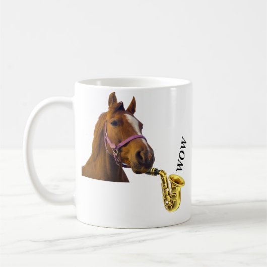 サクソフォーンのwowマグを遊んでいる馬 コーヒーマグカップ (左)