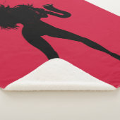 サクソフォーン選手の女性とレッドシェルパ毛布 シェルパブランケット (3/4)