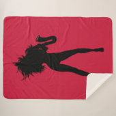 サクソフォーン選手の女性とレッドシェルパ毛布 シェルパブランケット (正面(横))