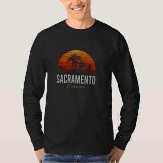 サクラメントカリフォルニアレトロサーファーヴィンテージビーチ Tシャツ