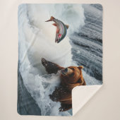 サケを捕まえる白熊 シェルパブランケット (正面)