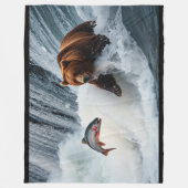 サケを捕まえる白熊 フリースブランケット (正面)