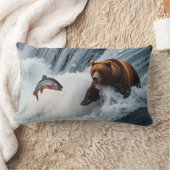 サケを捕まえる白熊 ランバークッション (ブランケット)