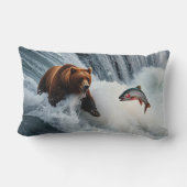 サケを捕まえる白熊 ランバークッション (裏面)