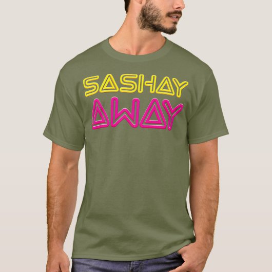 サシ遠くにー – おもしろいドラッグクイーン Tシャツ (正面)