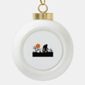 サスカッチおもしろいビグフートハロウィーンの衣装Tシャツ セラミックボールオーナメント (正面)