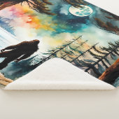 サスカッチが月明かりの下に立つ シェルパブランケット (3/4)