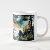 サスカッチが月明かりの下に立つ ジャンボコーヒーマグカップ (右)