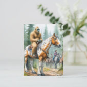 サスカッチが馬に乗ってトレイルに乗る ポストカード (スタンド正面)