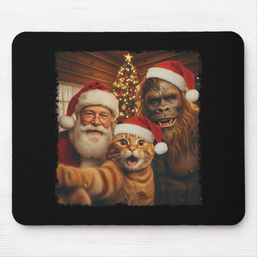 サスカッチとサンタのクリスマスの自撮りをする面白い猫 マウスパッド (正面)
