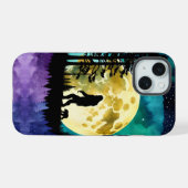 サスカッチとベア歩くオンザマウンテン iPhone 15ケース (裏面横)