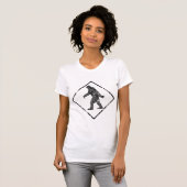 サスカッチによって行くSquatchinのグランジな人の交差の印 Tシャツ (正面フル)