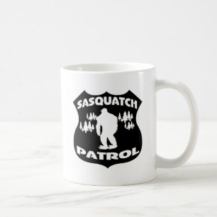 サスカッチのパトロールの森林バッジ コーヒーマグカップ