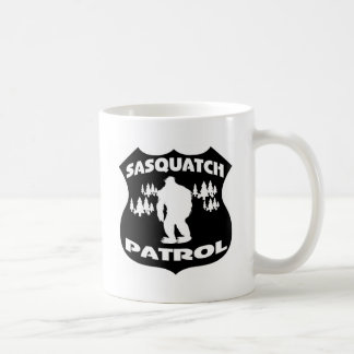 サスカッチのパトロールの森林バッジ コーヒーマグカップ