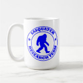 サスカッチの調査チーム-ビッグフットのプロ青いロゴ コーヒーマグカップ (左)