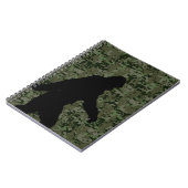 サスカッチの黒いシルエットのデジタルカムフラージュ ノートブック (左側)