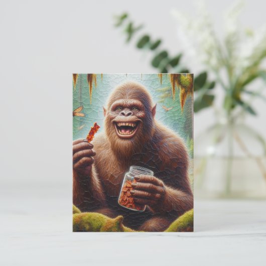 サスカッチはモッシーな森の中でジャグジーの瓶が見つかった ポストカード (スタンド正面)