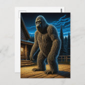 サスカッチは森のログキャビンの前 ポストカード (正面/裏面)