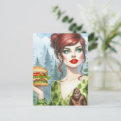 サスカッチを探して森の中のチーズバーガー ポストカード (スタンド正面)