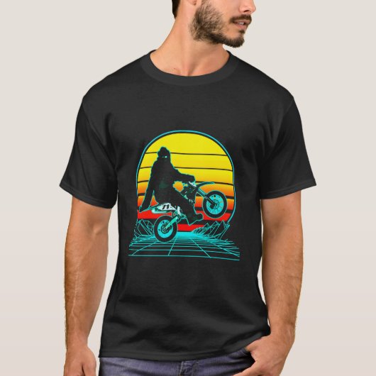 サスカッチオンバイモーターサイクルVAPORWAVE Tシャツ (正面)