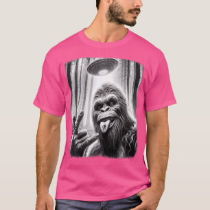 サスカッチセルフィービッグ足ロックオンウフォエイリアン おもしろい Tシャツ