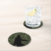 サスカッチブラックシルエットデジタルカモフラージュ ラウンドペーパーコースター (インサイチュ)