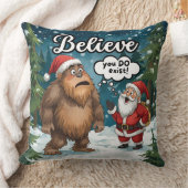 サスクワッチとサンタが出会う 面白いと思う クリスマスを信じてる クッション (ブランケット)