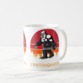 サスクワッチ シンセサイザー DJ ミキサー Synth Synthsquatch コーヒーマグカップ (正面右)